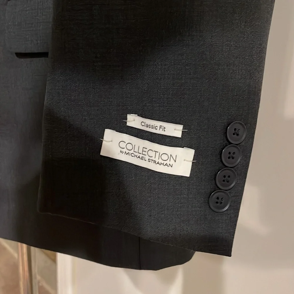 Gray suit jacket. - Picture 2 of 5